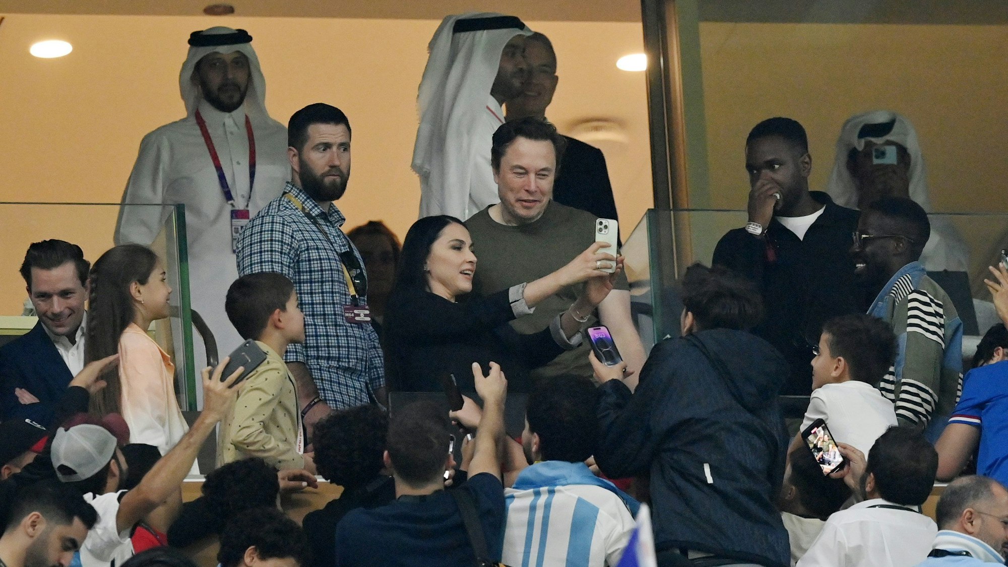Elon Musk stand vor dem WM-Finale für Selfies mit Fans zur Verfügung.