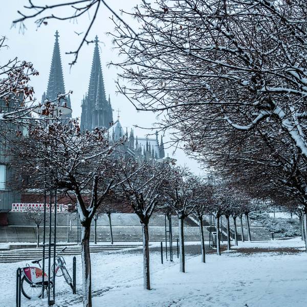 Aufnahme aus dem vergangenen Jahr: Im Januar 2021 war die Altstadt am Rheinufer schneebedeckt.