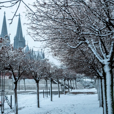 Schnee in der Köln Altstadt am Rheinufer, im HIntergrund der Dom