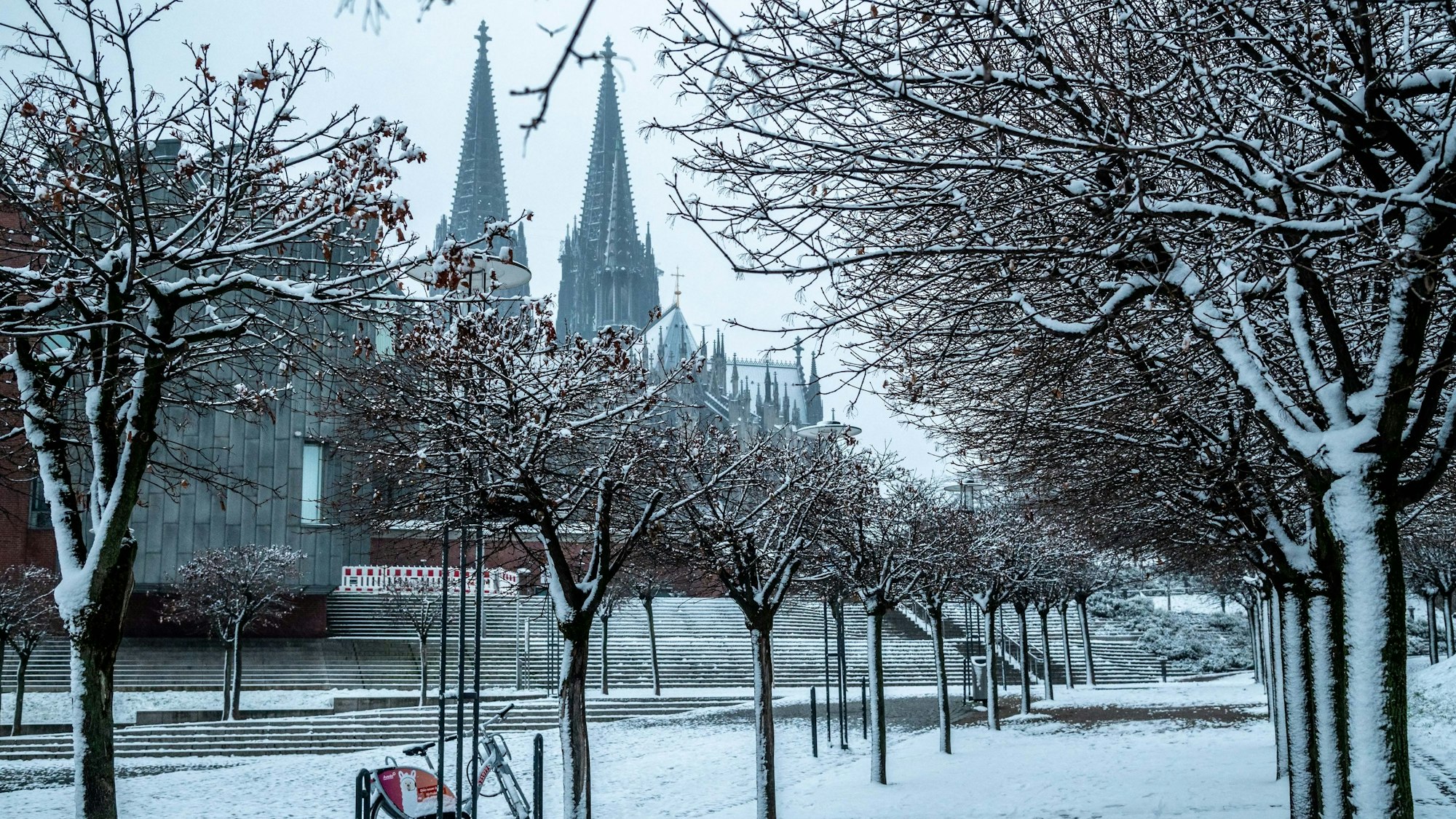 Aufnahme aus dem vergangenen Jahr: Im Januar 2021 war die Altstadt am Rheinufer schneebedeckt.