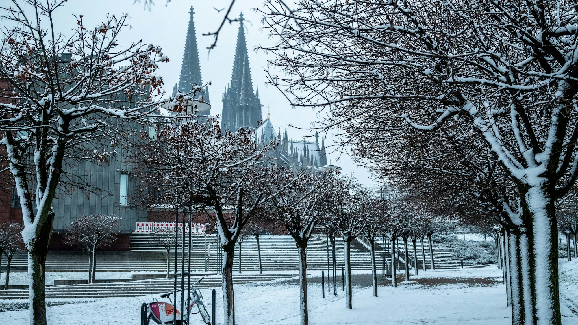 Schnee in der Köln Altstadt am Rheinufer, im HIntergrund der Dom