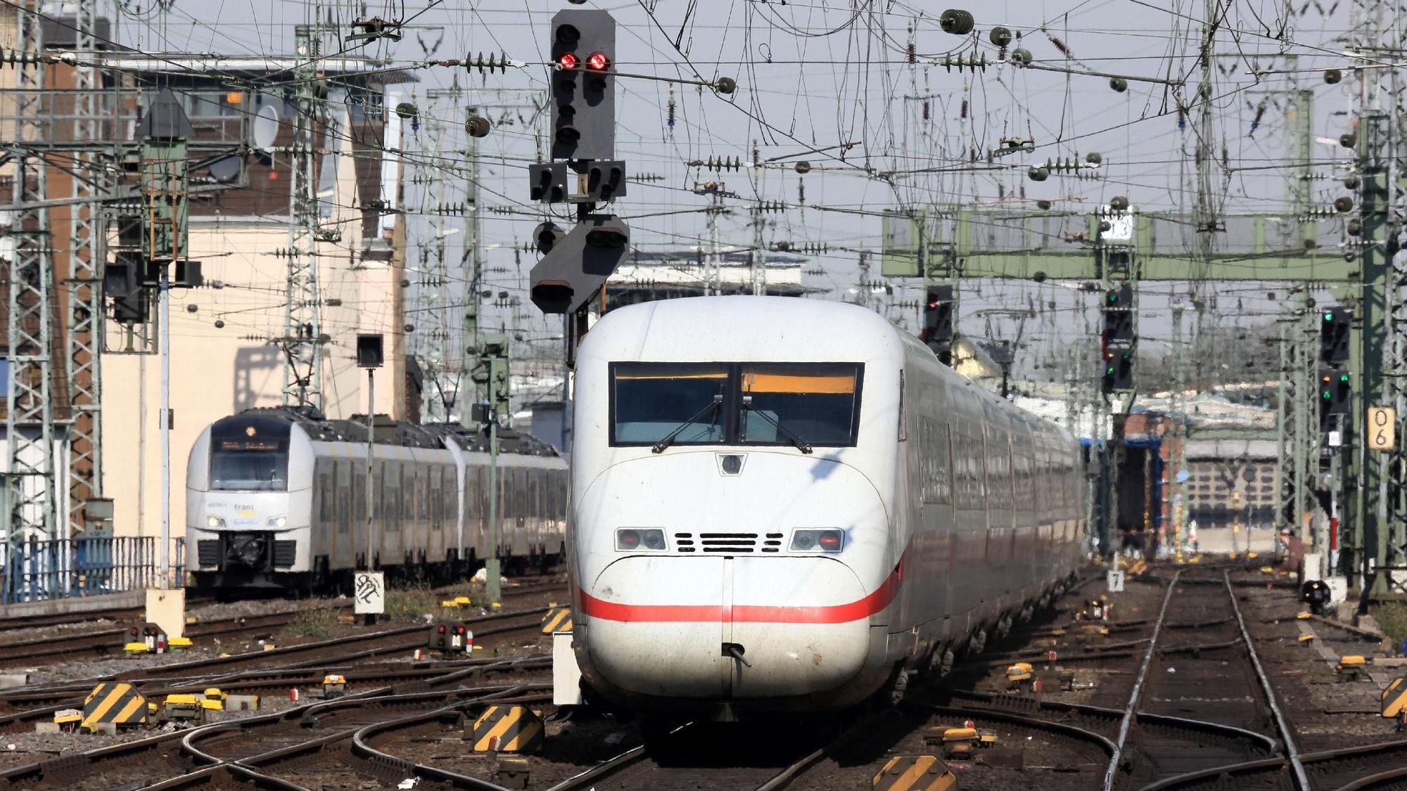 Der Kölner Hauptbahnhof ist einer der verkehrsreichsten Bahnhöfe Deutschlands. Eine ICE 2 - Leergarnitur, Baureihe 402, verlässt den Kölner Hauptbahnhof, um zum Abstellen zu fahren, im Hintergrund fährt ein Triebwagen vom Typ Desiro Mainline (Baureihe ET 460) der trans regio Deutsche Regionalbahn GmbH von Koblenz kommend zum Kölner Hauptbahnhof.