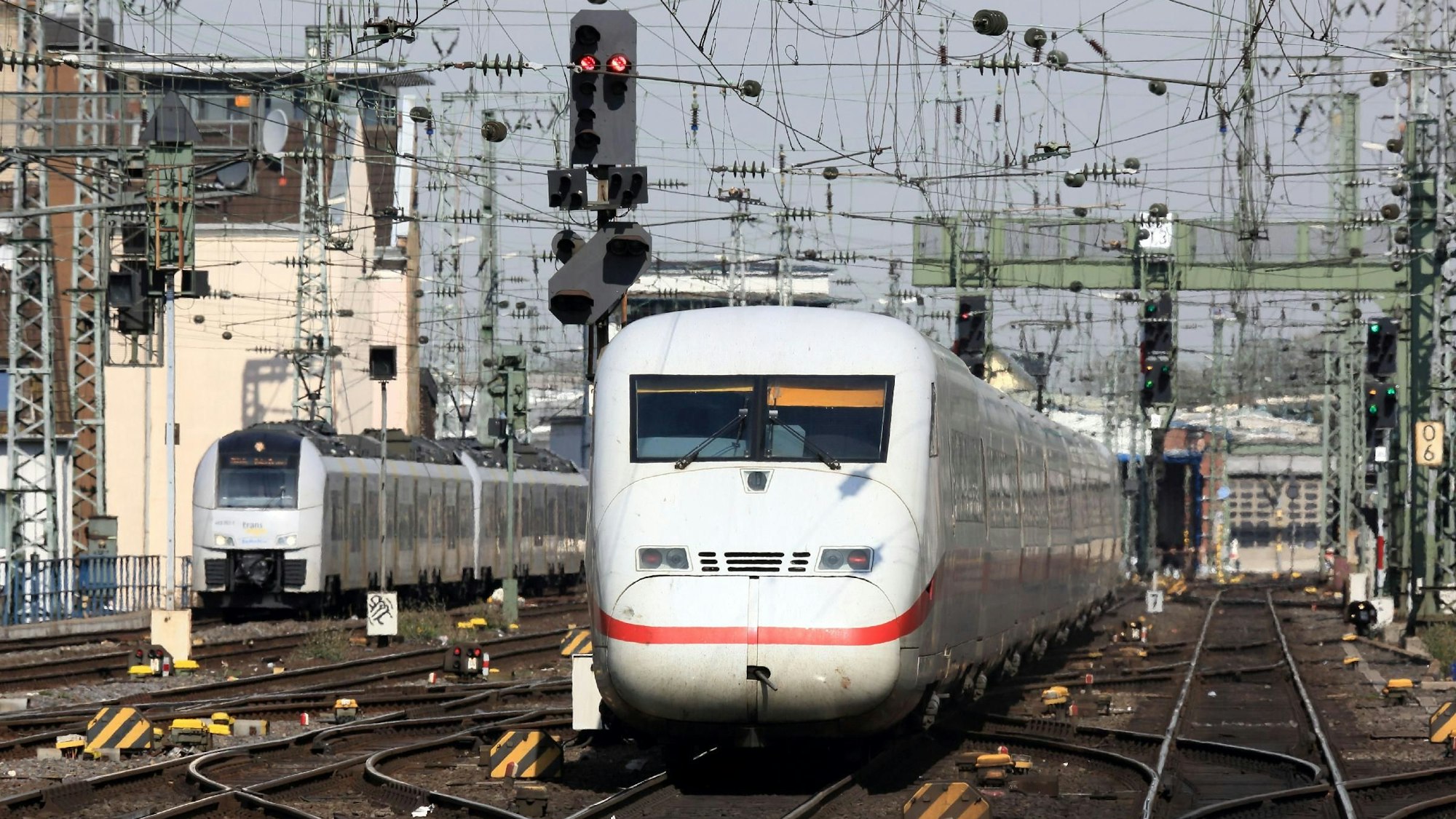 Der Kölner Hauptbahnhof ist einer der verkehrsreichsten Bahnhöfe Deutschlands. Eine ICE 2 - Leergarnitur, Baureihe 402, verlässt den Kölner Hauptbahnhof, um zum Abstellen zu fahren, im Hintergrund fährt ein Triebwagen vom Typ Desiro Mainline (Baureihe ET 460) der trans regio Deutsche Regionalbahn GmbH von Koblenz kommend zum Kölner Hauptbahnhof.
