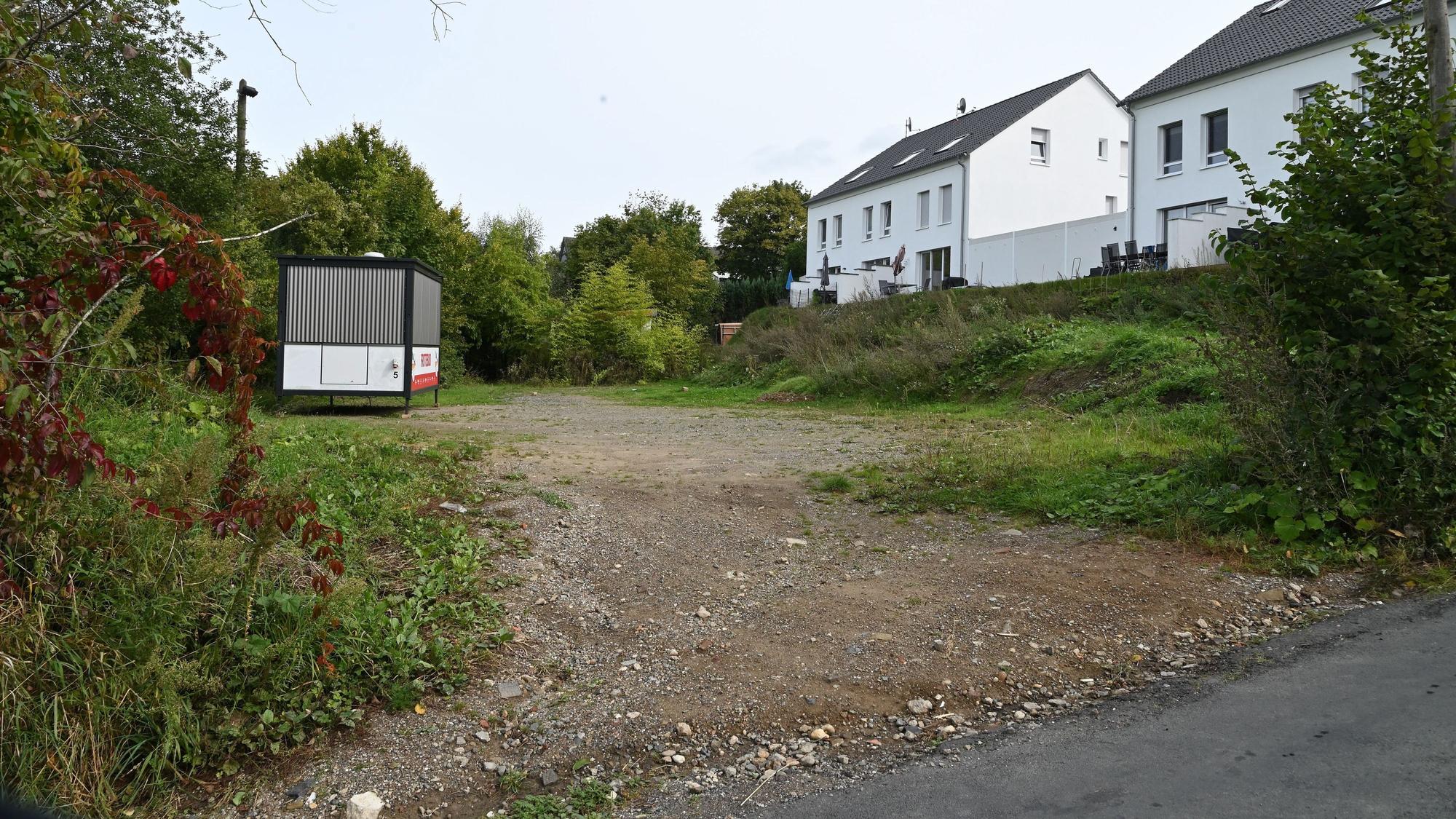 Ein Platz neben Wohnbebauung im Bergisch Gladbacher Stadtteil Romaney.