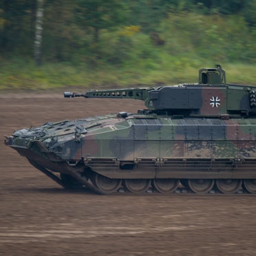 Ein Schützenpanzer vom Typ Puma fährt bei der Vorbereitung zu einer Informationslehrübung  über einen Übungsplatz.