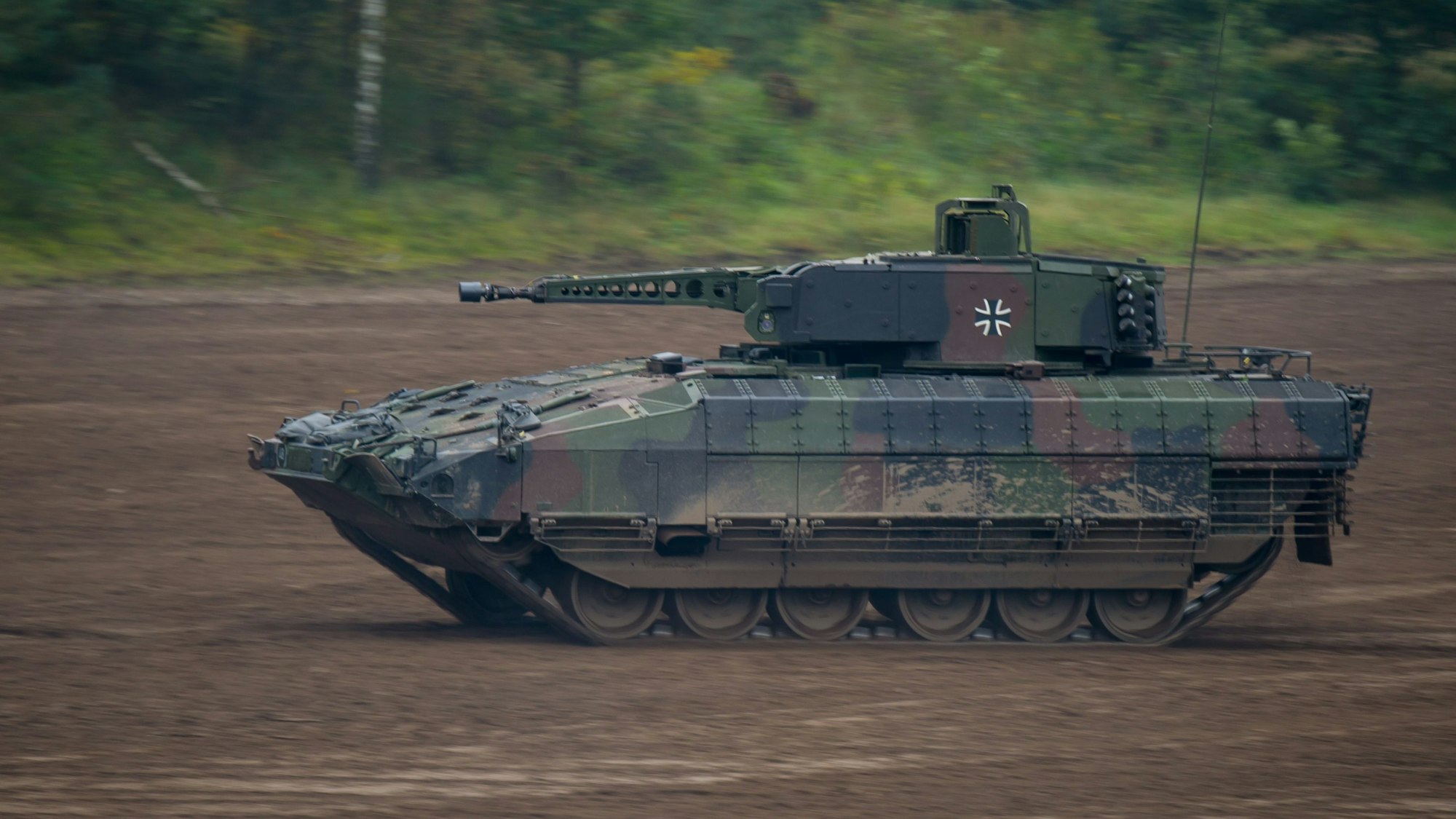 Ein Schützenpanzer vom Typ Puma fährt bei der Vorbereitung zu einer Informationslehrübung über einen Übungsplatz.
