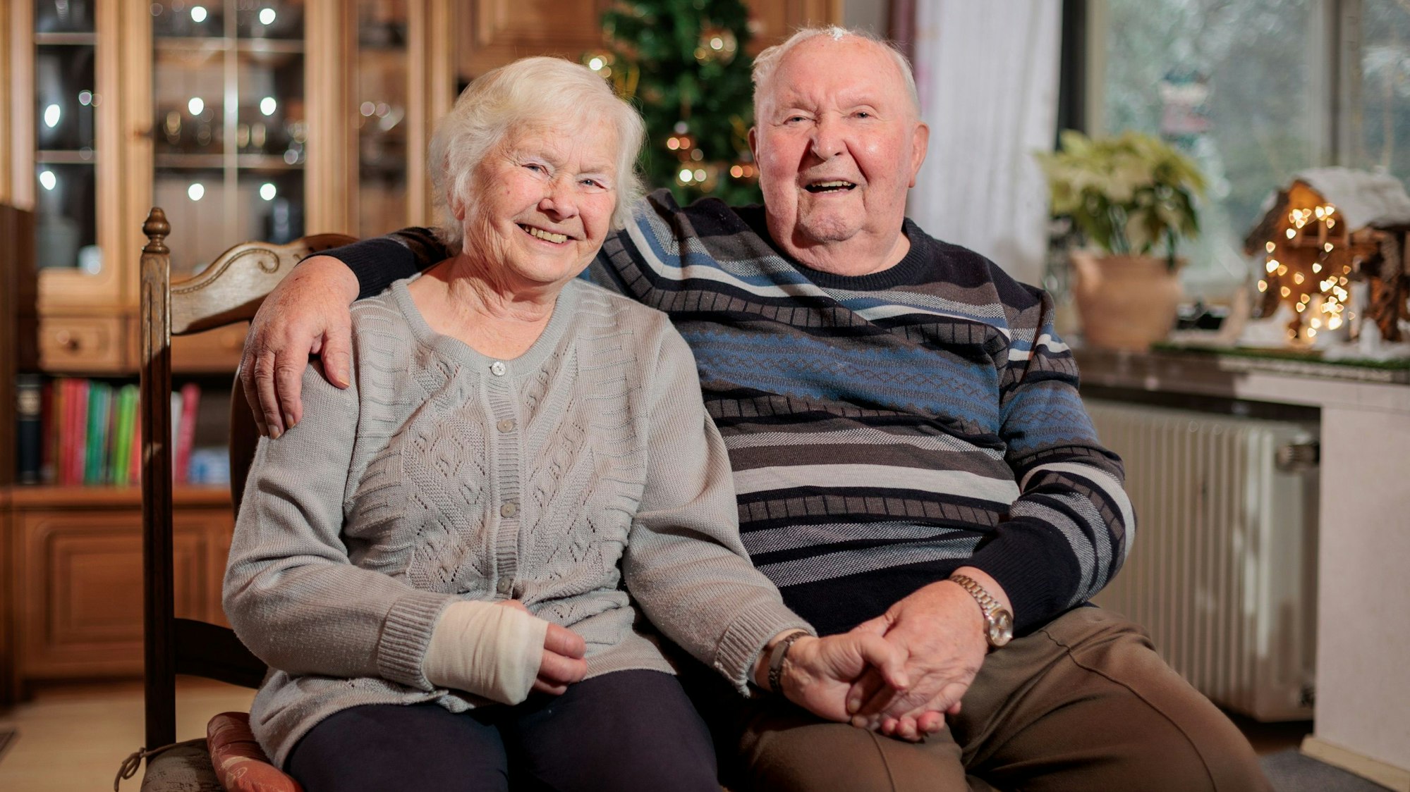 Irmtraud und Helmut Thieme sitzen im Wohnzimmer ihres Eigenheims in Reichshof-Wolfkammer nebeneinander. Das Ehepaar feiert Eiserne Hochzeit.