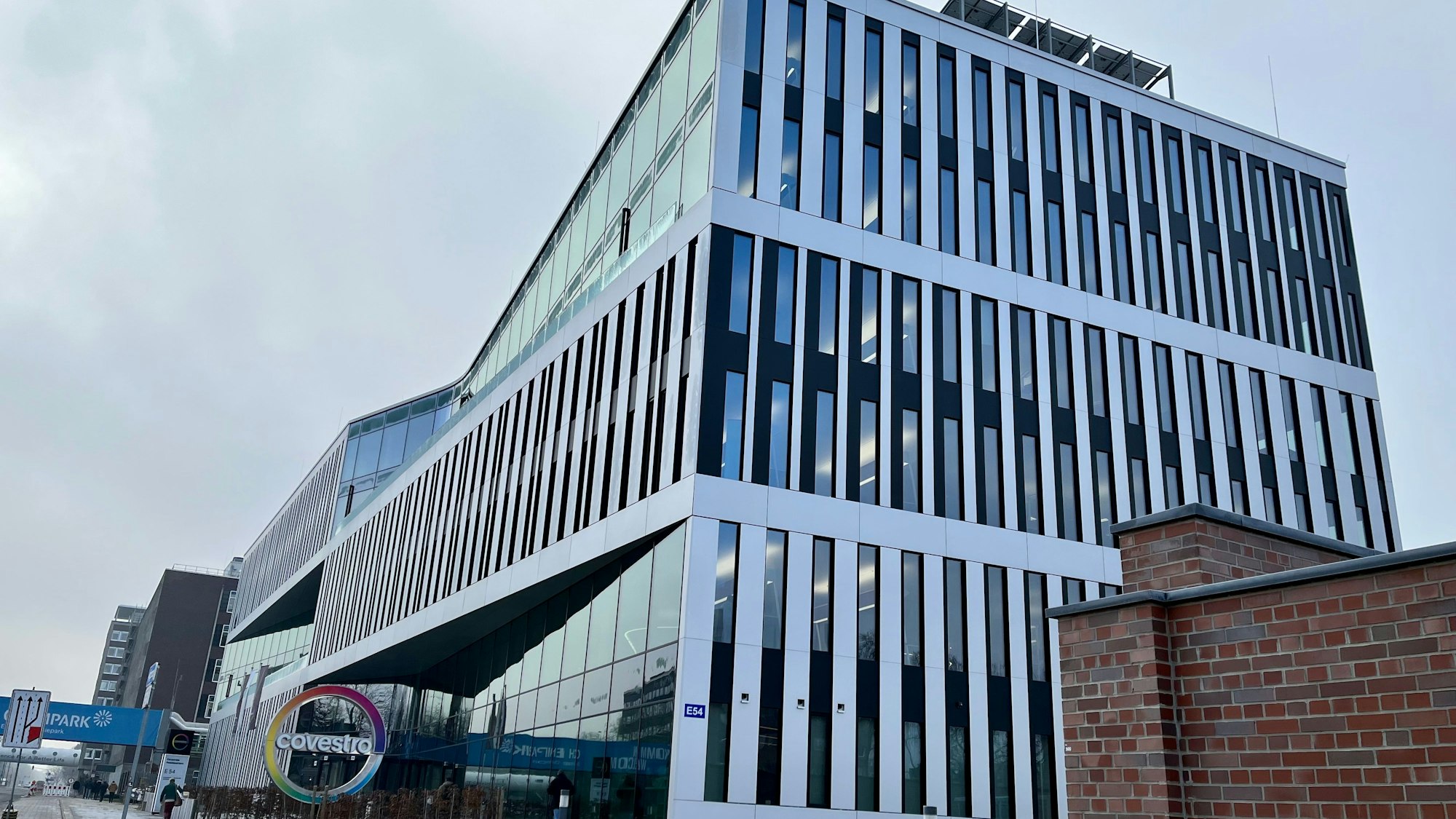 Die neue Konzernzentrale von Covestro an der B 8
