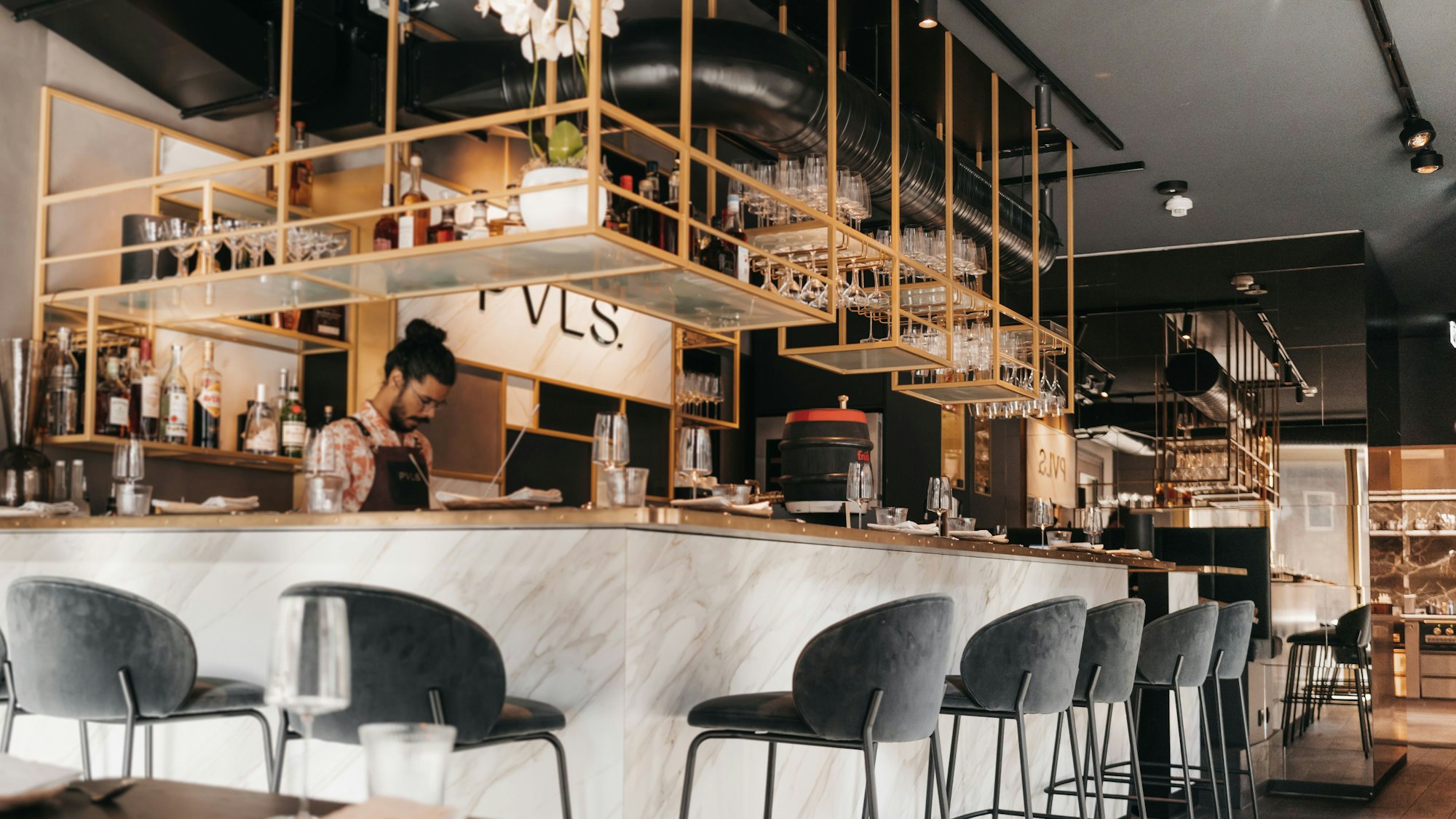 Theke mit Barstühlen in einem Restaurant