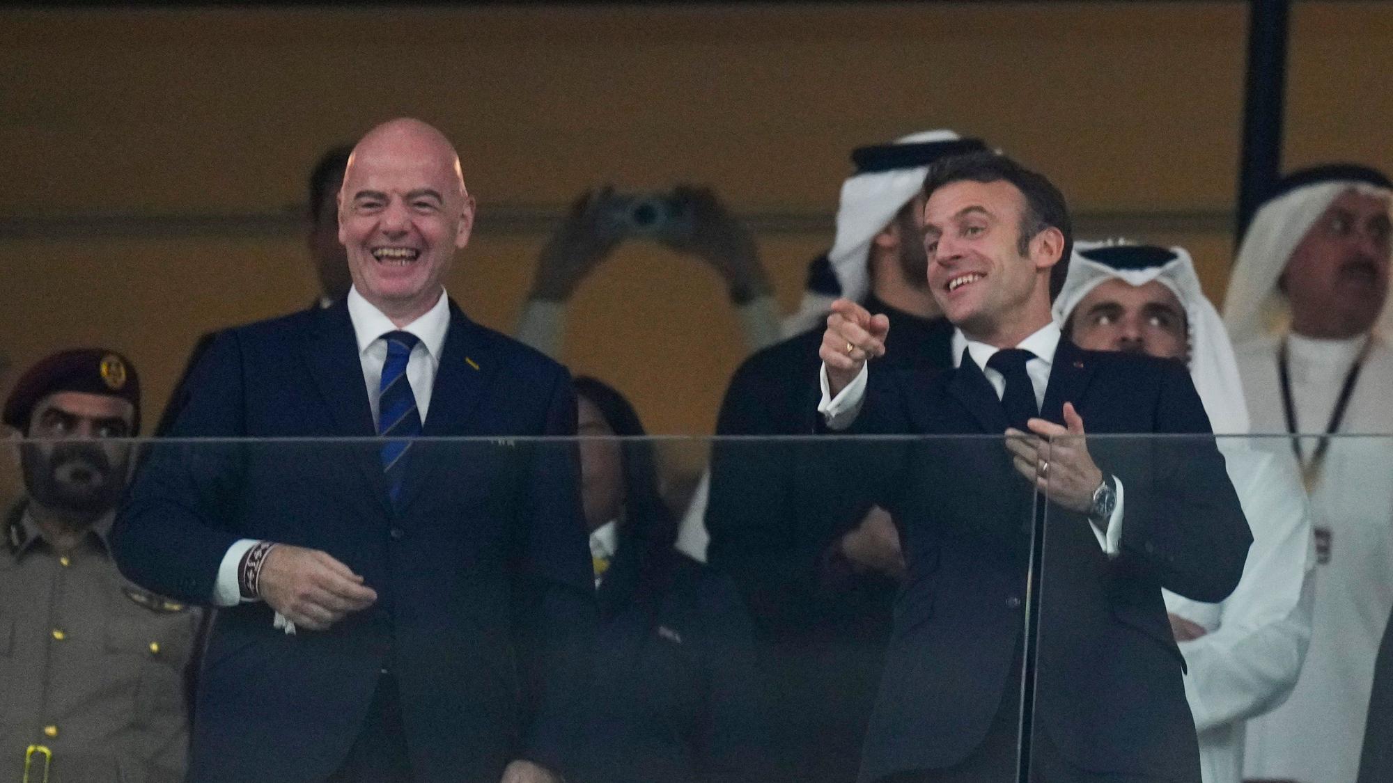 Emmanuel Macron und Gianni Infantino haben vor dem WM-Finale gute Laune.
