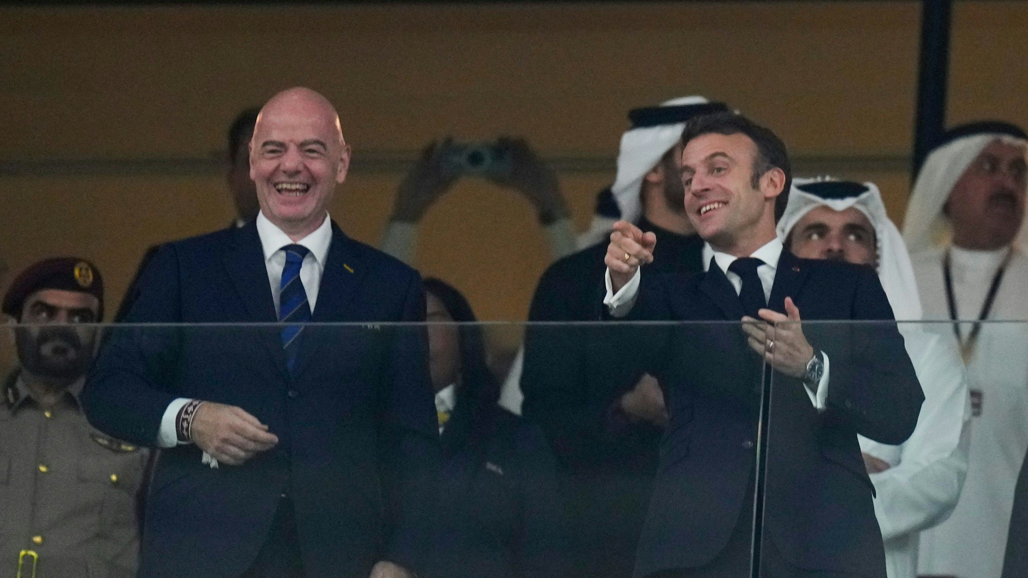 Emmanuel Macron und Gianni Infantino haben vor dem WM-Finale gute Laune.
