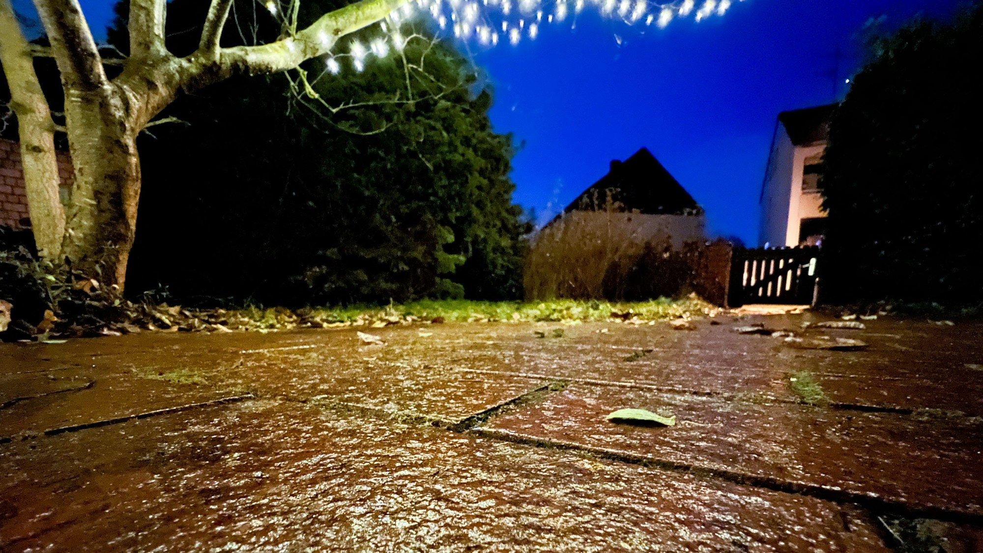 Eine dünne Eisschicht überzieht am frühen Morgen Pflastersteine in der Region Hannover.