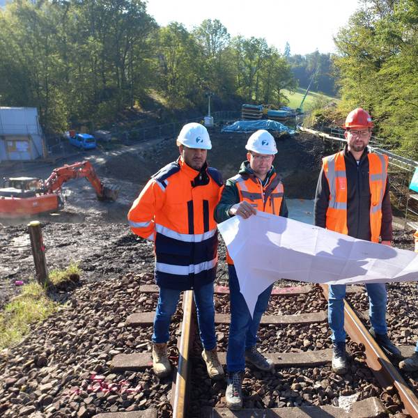 Die Verantwortlichen für die Baustelle stehen auf einem Gleis der alten Eisenbahnbrücke in Gummersbach Luttersiefen. Zu sehen sind Bauleiter Lars Maßing (KAF Falkenhahn), Daniel Barkling (DB Netz), Christopher Butenkemper und Soufiane Razzouk (beide Bauüberwachung Zetcon Ingenieure).