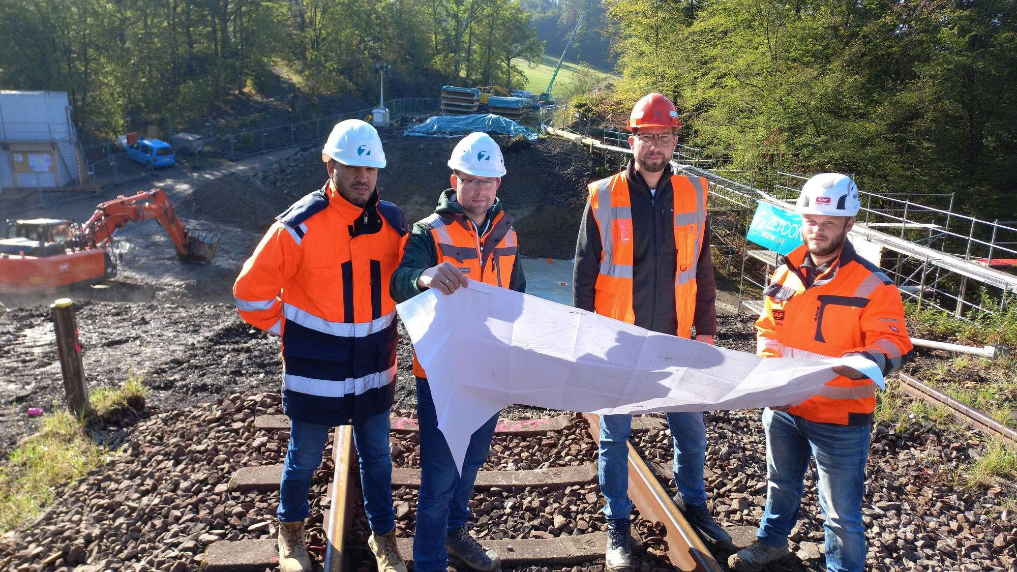 Die Verantwortlichen für die Baustelle stehen auf einem Gleis der alten Eisenbahnbrücke in Gummersbach Luttersiefen. Zu sehen sind Bauleiter Lars Maßing (KAF Falkenhahn), Daniel Barkling (DB Netz), Christopher Butenkemper und Soufiane Razzouk (beide Bauüberwachung Zetcon Ingenieure).