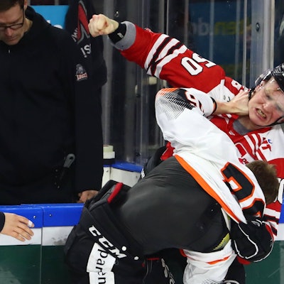 Frankfurts Daniel Wirt unterliegt Alexander Oblinger von den Kölner Haien im Handgemenge auf dem Eis.