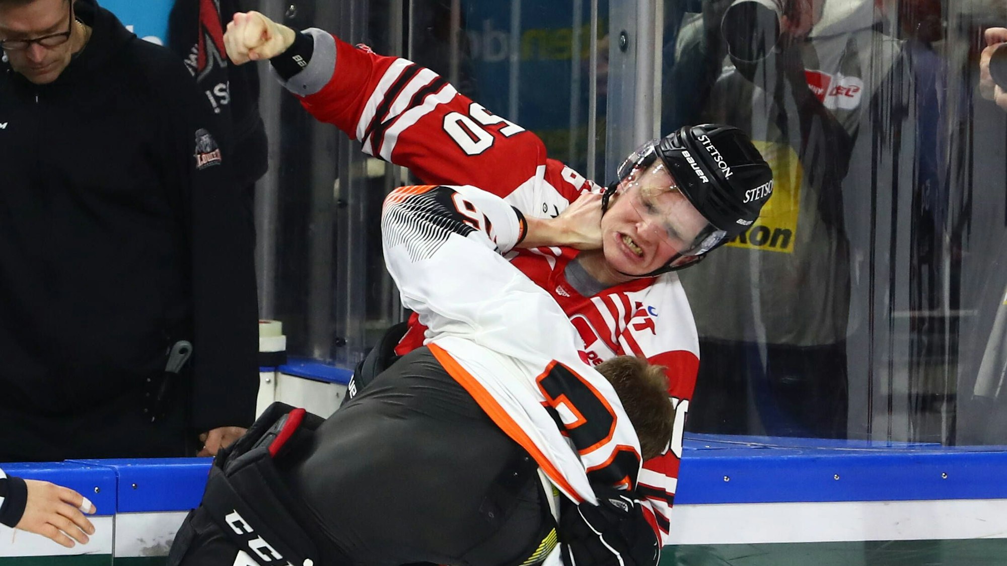 Frankfurts Daniel Wirt unterliegt Alexander Oblinger von den Kölner Haien im Handgemenge auf dem Eis.