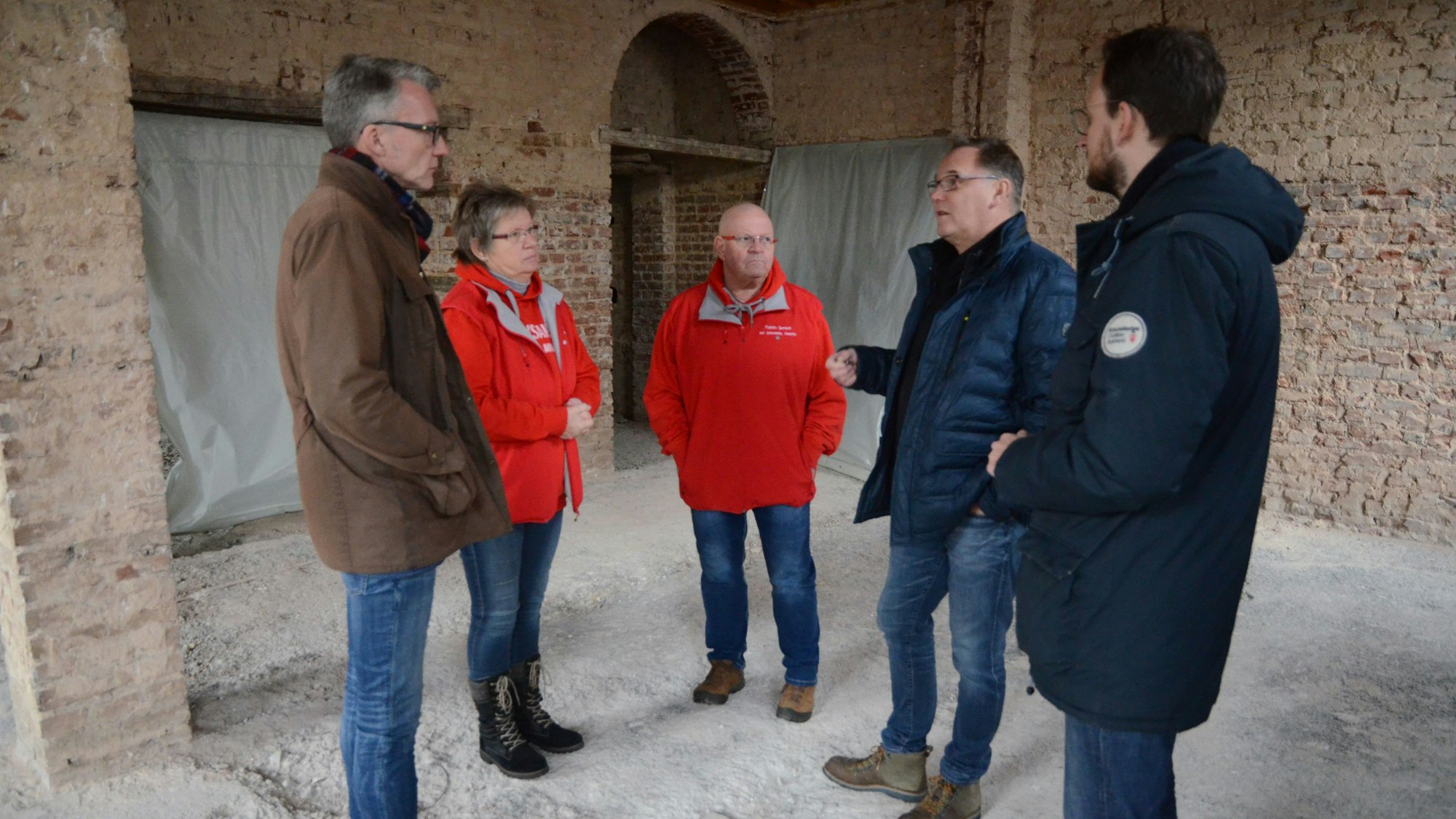 Vier Männer und eine Frau stehen im von der Flut zerstörten Hotel Friedrichs in Gemünd.