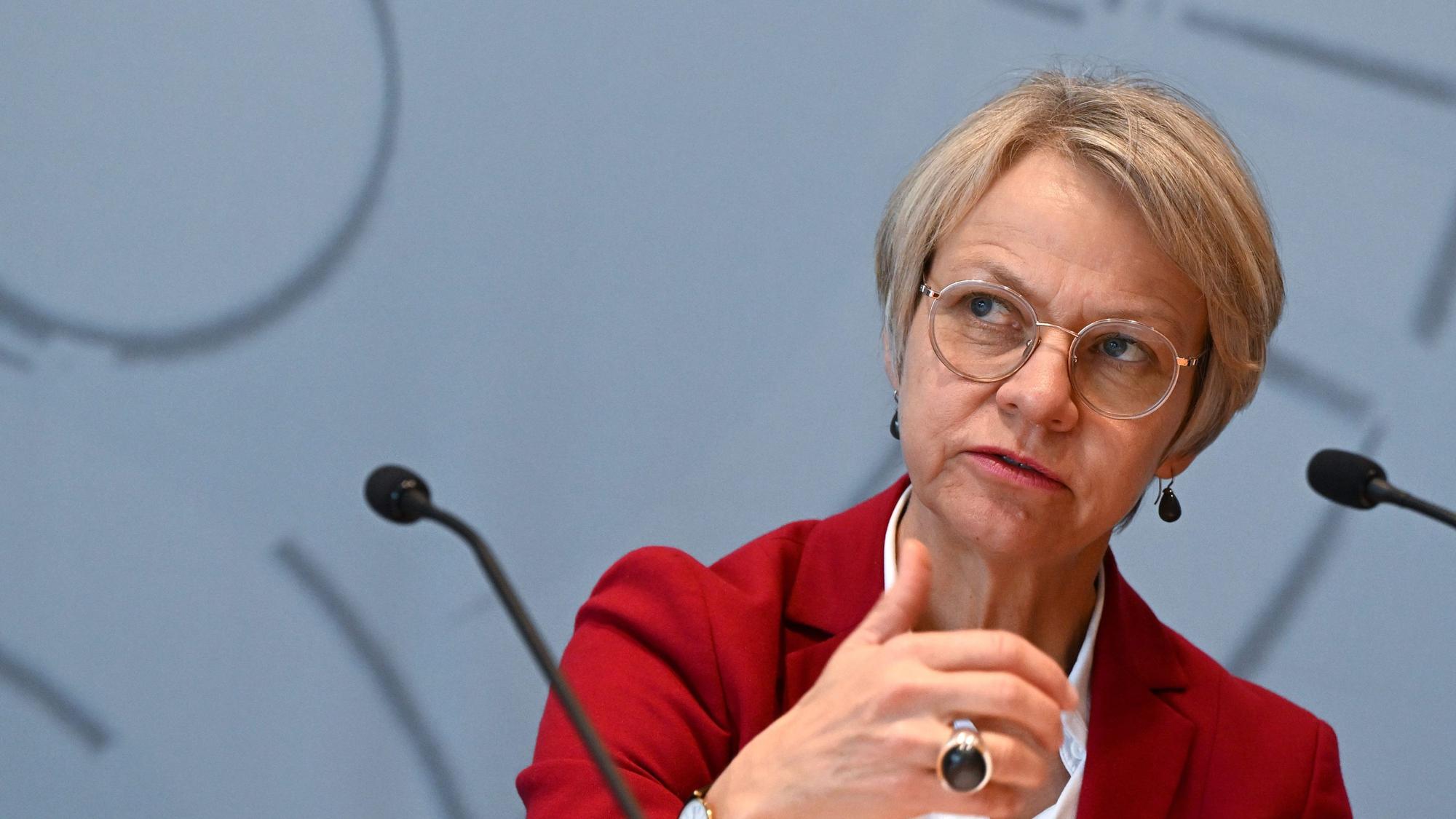 Dorothee Feller (CDU), Schulministerin von Nordrhein-Westfalen, sitzt an einem Mikrofon und spricht zu Publikum.