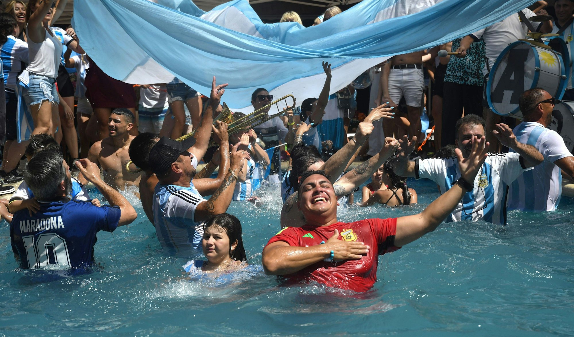 Argentinier feiern den Sieg ihrer Mannschaft in einem ehemaligen Wohnsitz der Fußballlegende Maradona.