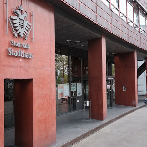 Das Bild zeigt eine Aufnahme des Stadthauses in Deutz, in dem tausende Beschäftigte der Stadt arbeiten.