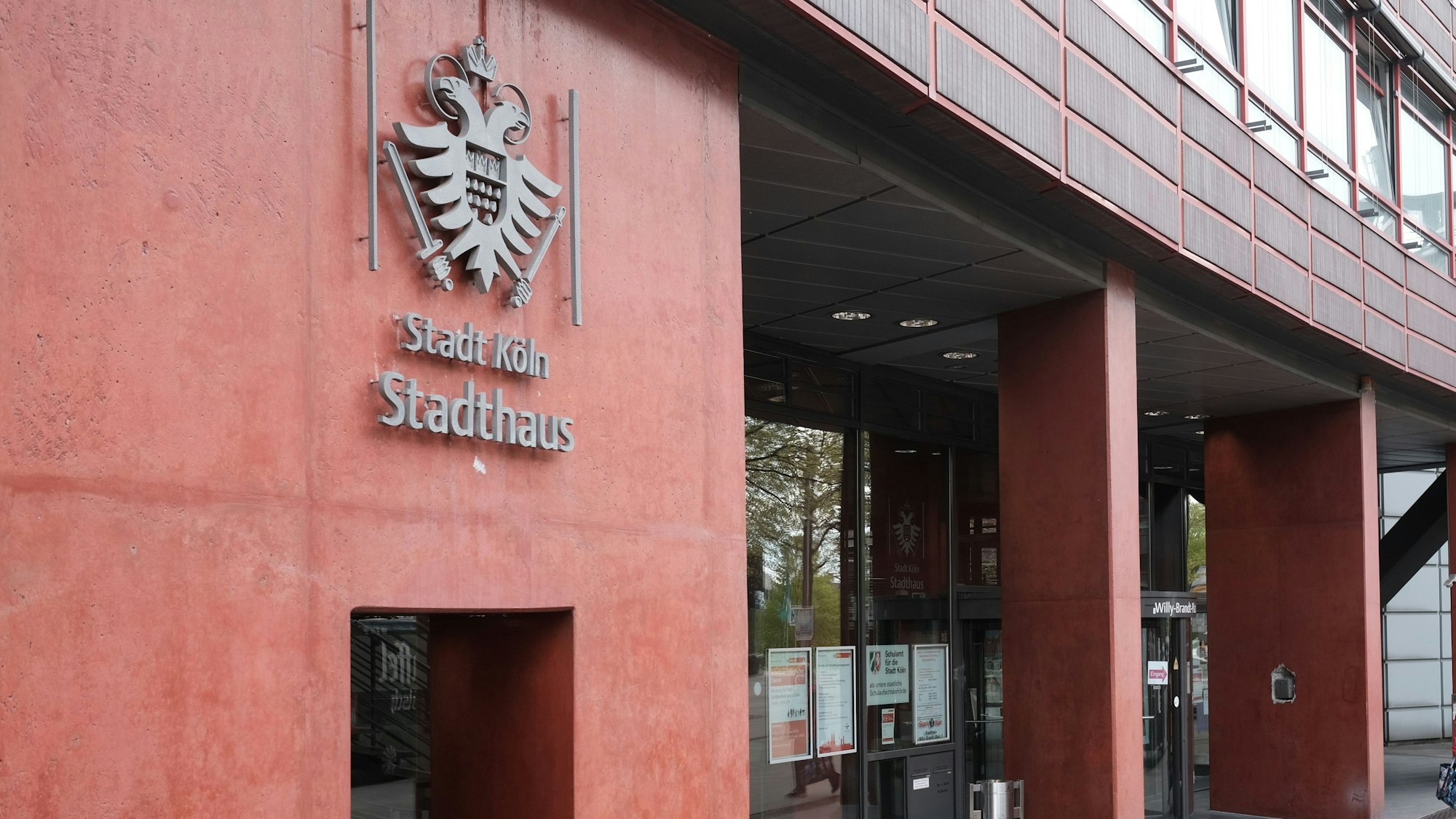 Das Bild zeigt eine Aufnahme des Stadthauses in Deutz, in dem tausende Beschäftigte der Stadt arbeiten.