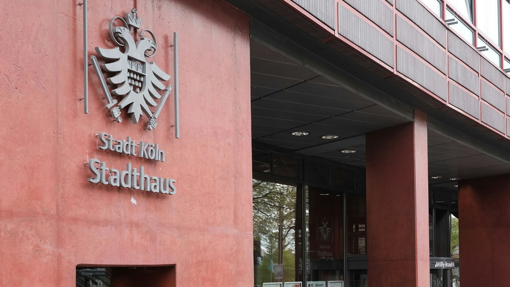 Trotz neuer Regelungen, die genau das verhindern sollen: Die Zahl der ausgezahlten Überstunden in der Verwaltung steigt.