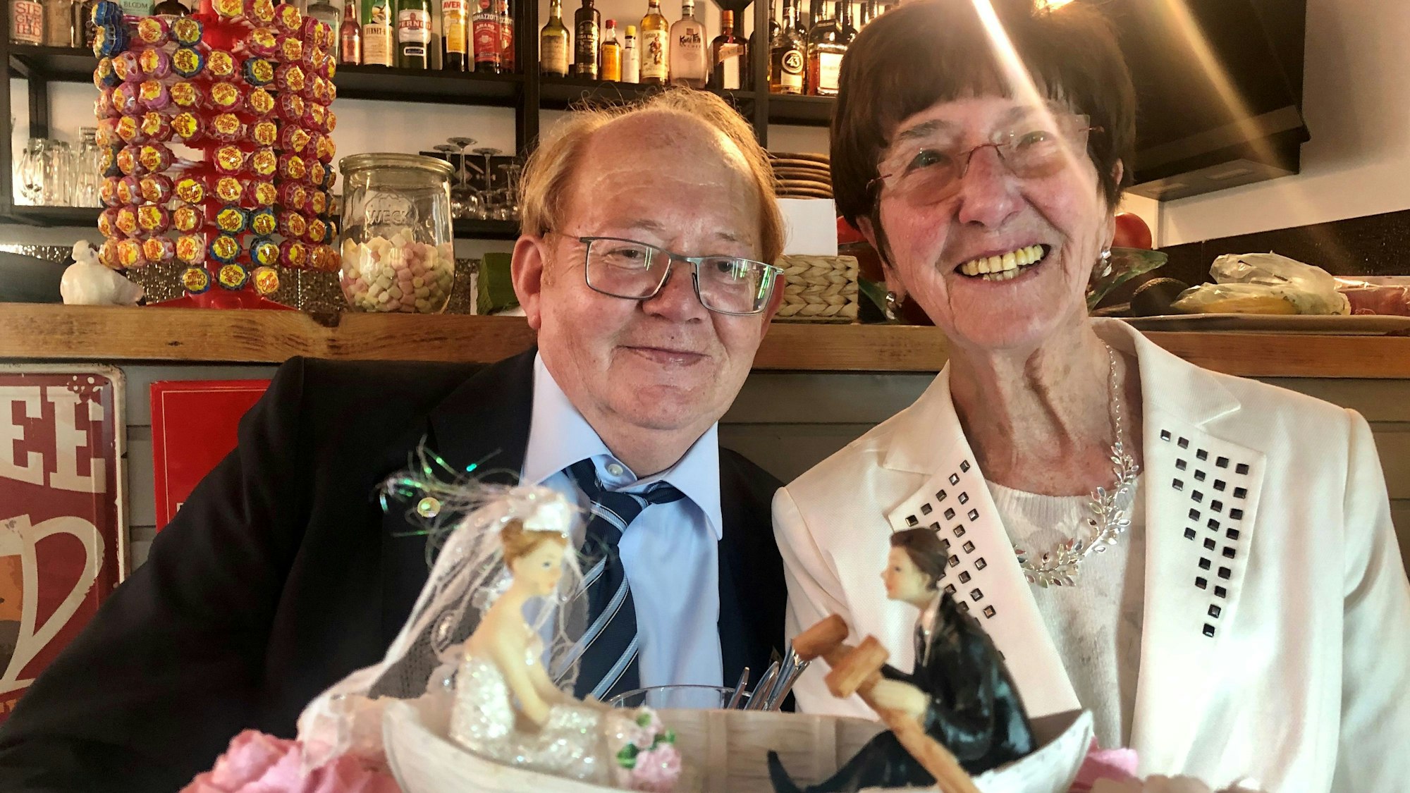 Ein älteres Brautpaar sitzt in einem Café.