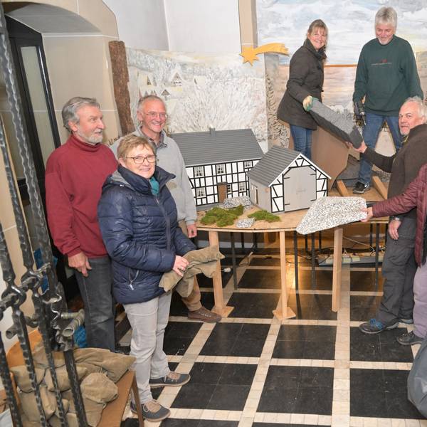 Das Foto zeigt die Helfer beim Aufbau der Krippe in der Kirche Zur Schmerzhaften Mutter in Kürten-Biesfeld