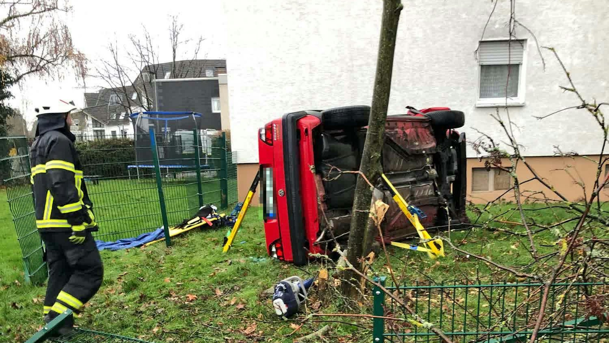 Das Auto kam auf der Seite im Garten zum Liegen.