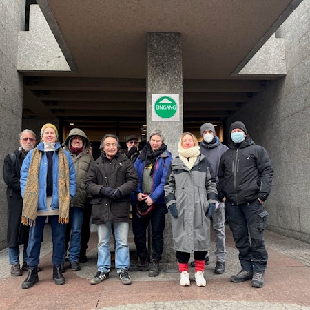 Das Bild zeigt die Mieter des Hauses „In den Reihen 16“ vor dem Historischen Rathaus.