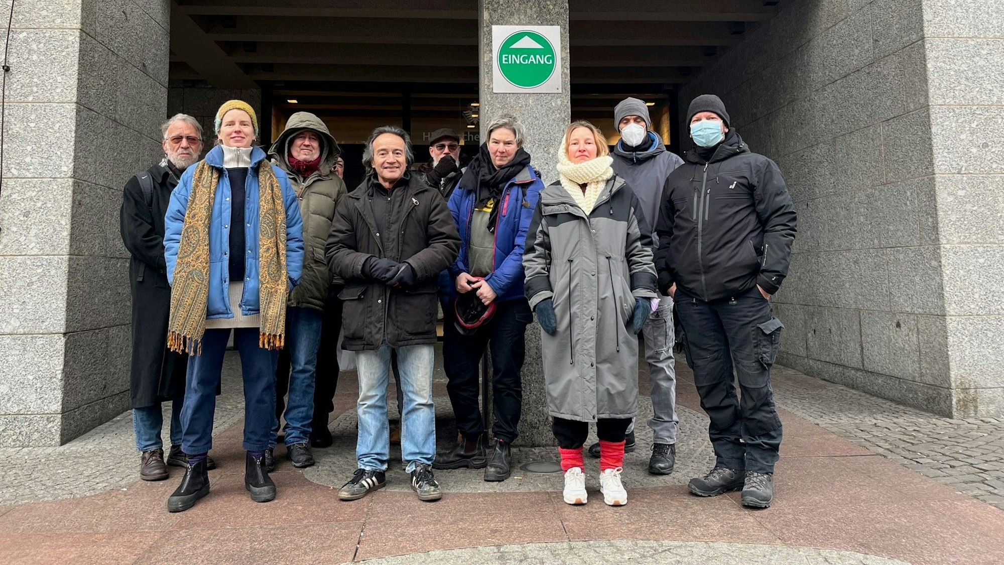 Das Bild zeigt die Mieter des Hauses „In den Reihen 16“ vor dem Historischen Rathaus.