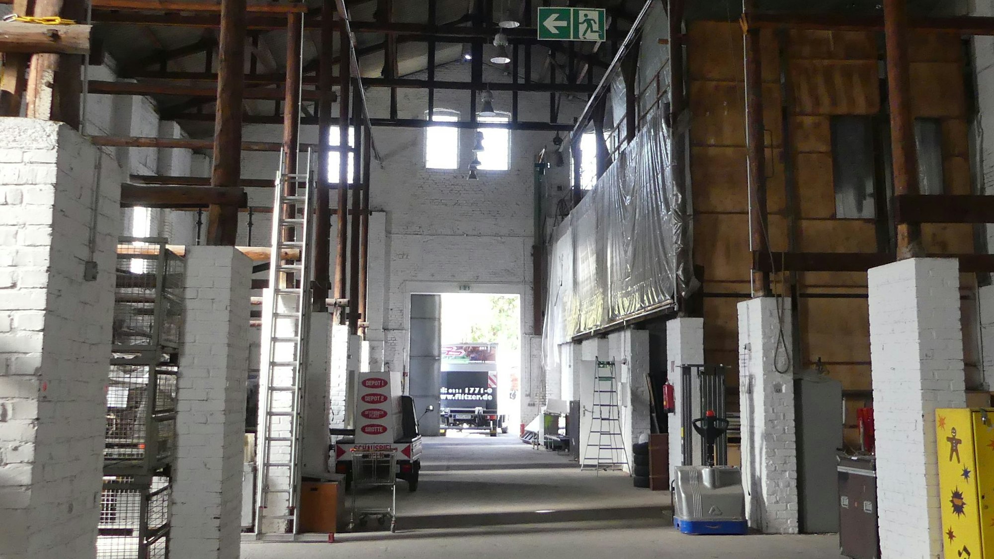 Blick in das Innere der Artilleriehalle, die jahrelang als Depot der städtischen Bühnen genutzt wurde.