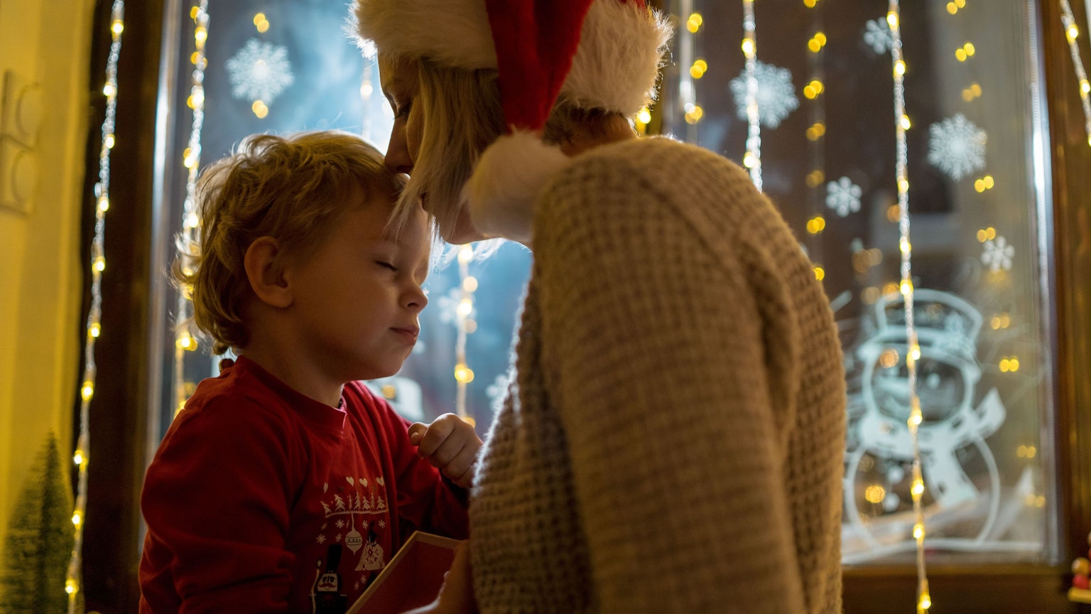 Das Foto zeigt eine Mutter und einen Sohn, die sich umarmen.