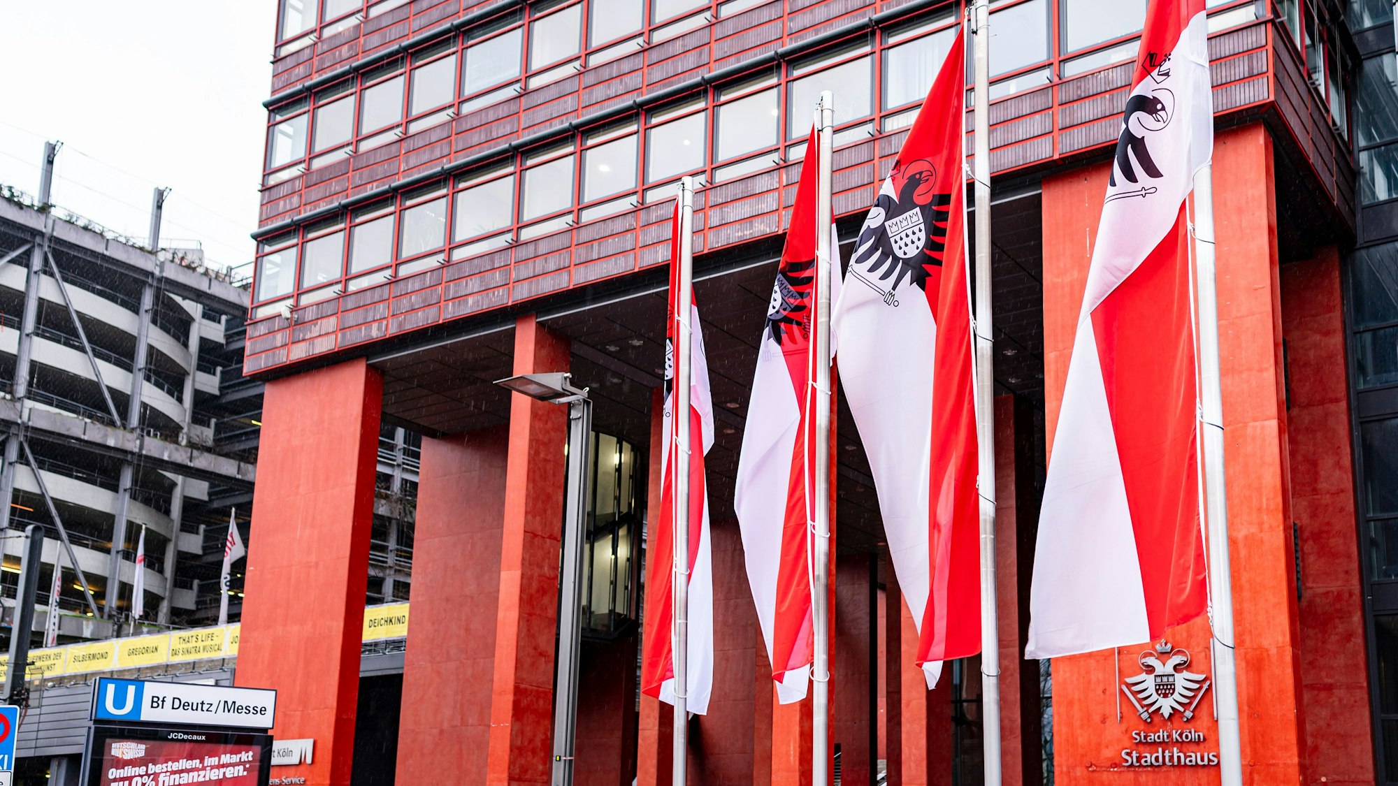 Das Stadthaus in Köln-Deutz. Kölner Politiker beschäftigen sich mit der fehlenden Kaufoption für das Stadthaus. OB Reker hat das Rechnungsprüfungsamt eingeschaltet. (Archivbild)