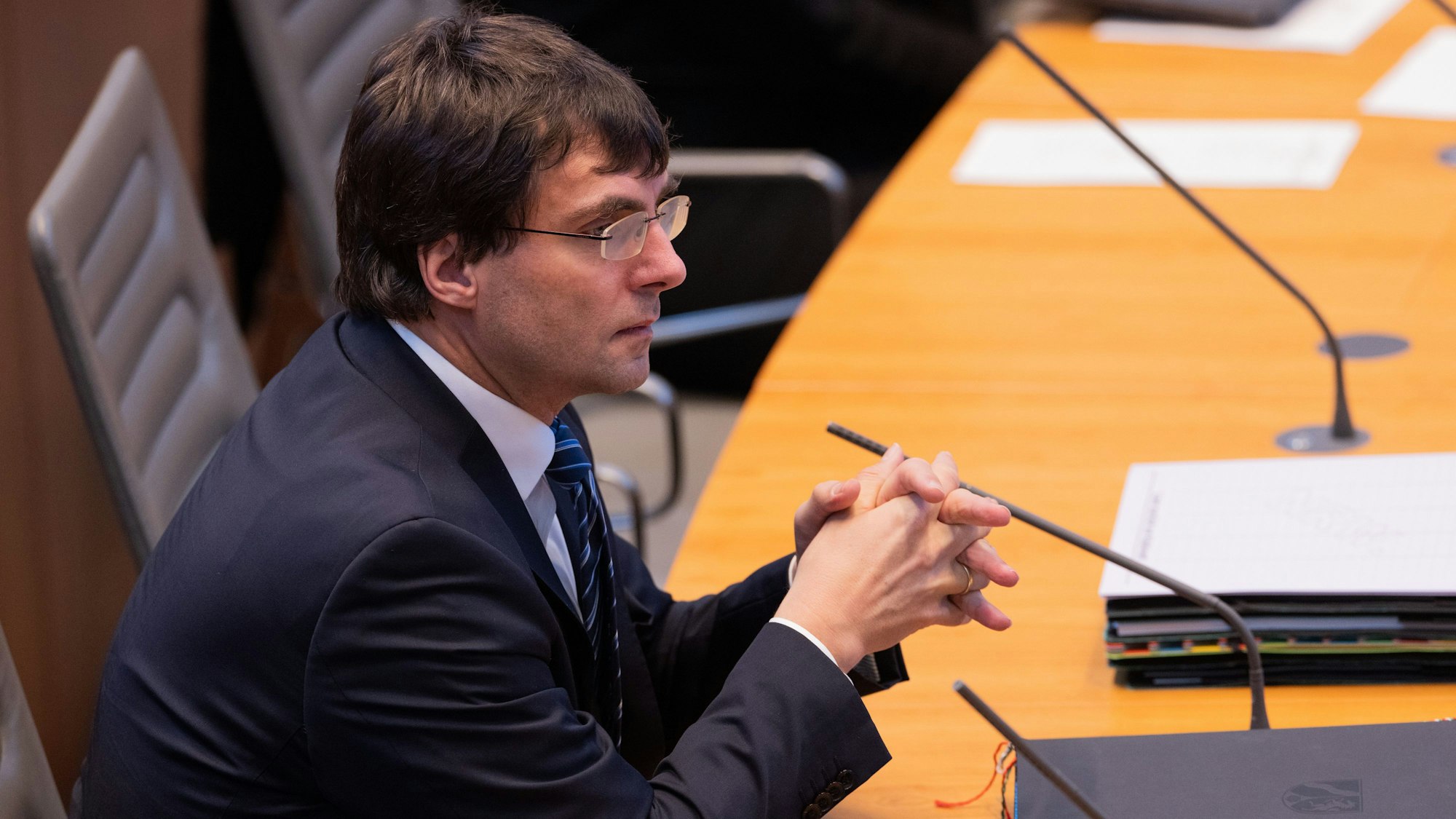 Düsseldorf: Marcus Optendrenk (CDU), Minister der Finanzen des Landes Nordrhein-Westfalen, sitzt im Plenum des Landtags.