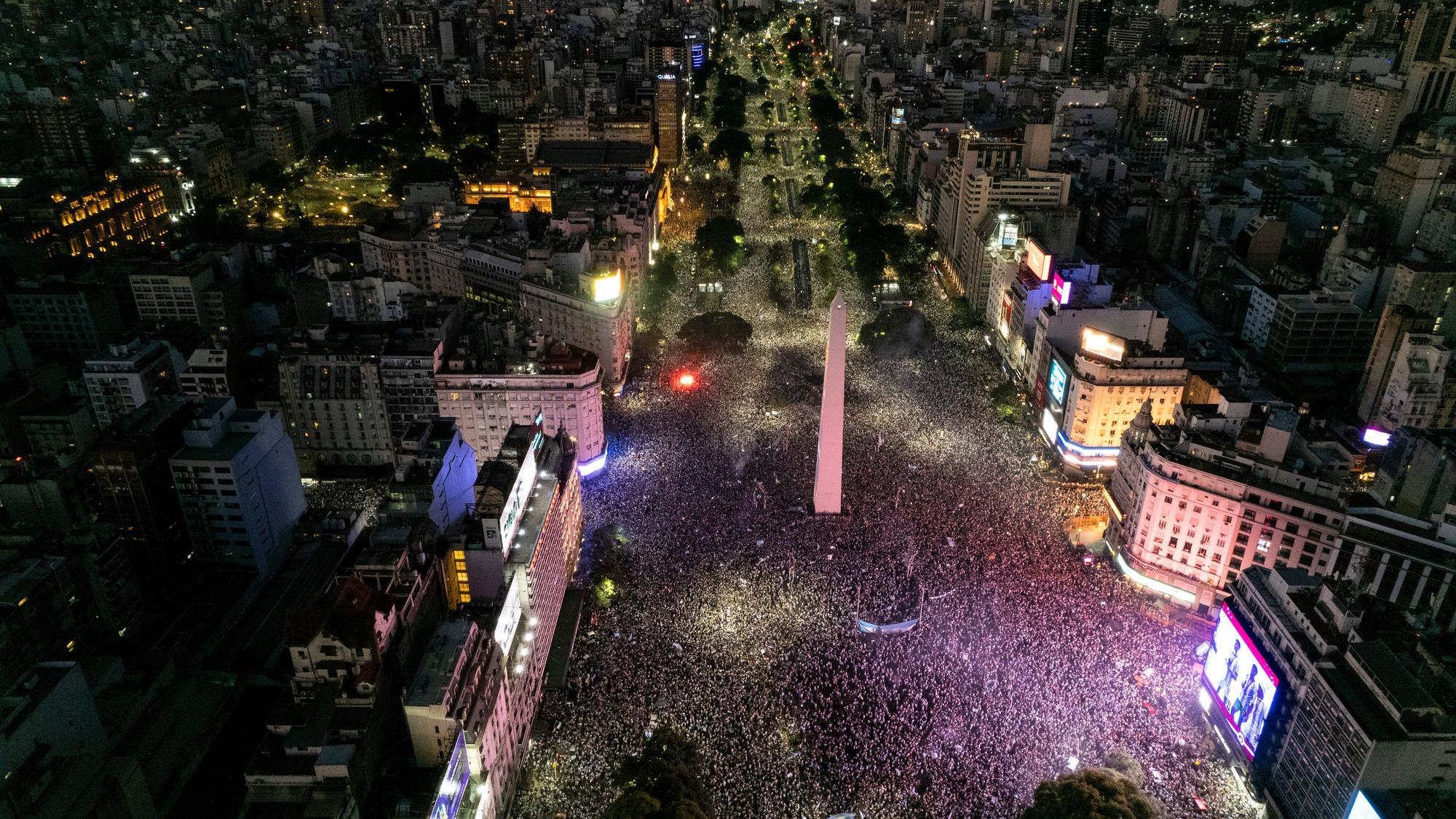 Argentinische Fußballfans drängen sich vor dem Obelisken in Buenos Aires, um zu feiern.