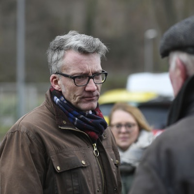 Sven Wolf hört in Kreuzweingarten einem Mann zu, der von den Geschehnissen während der Flut berichtet.