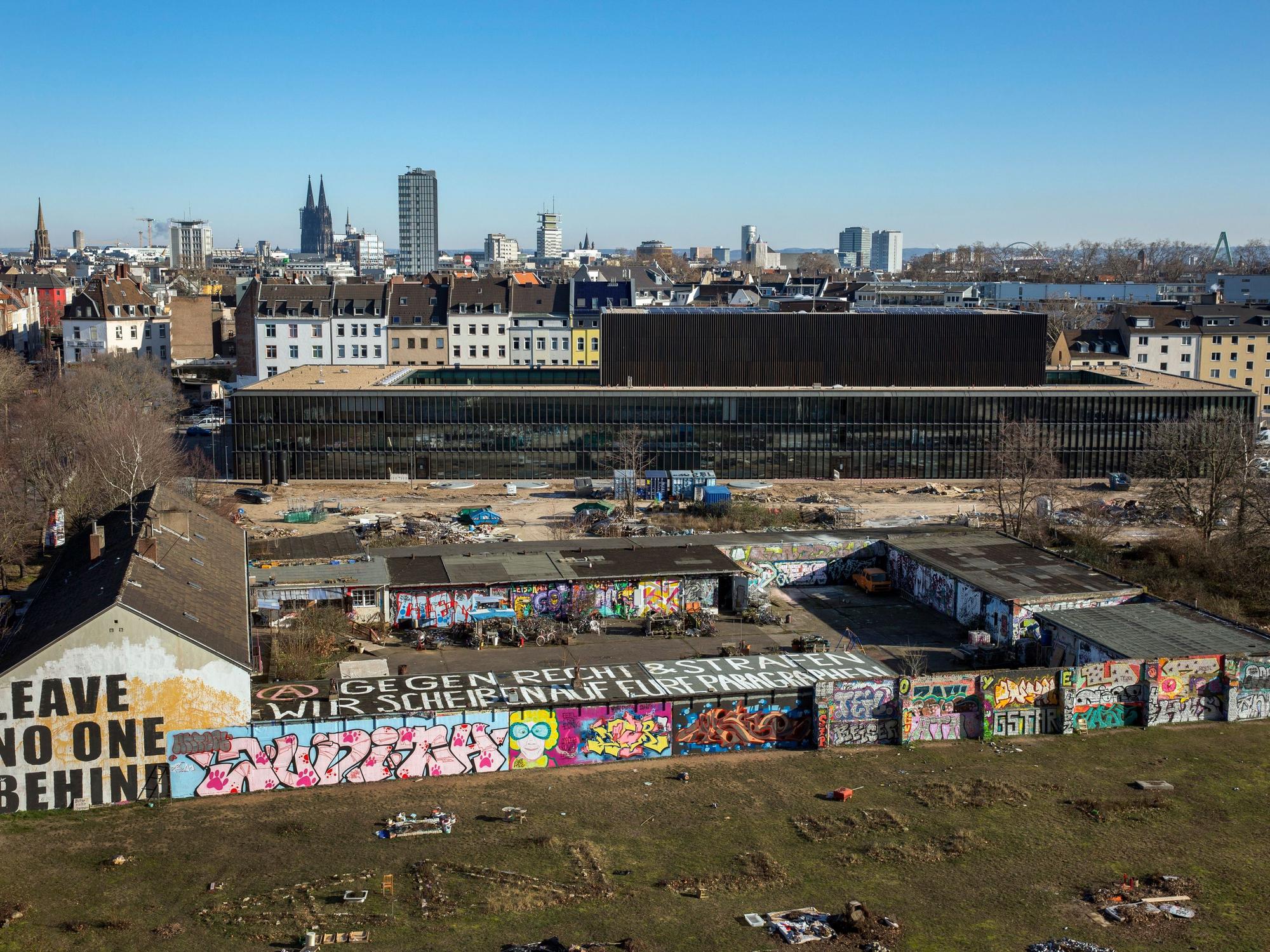 Das Bild zeigt das Autonome Zentrum im Vordergrund, dahinter steht das Historische Archiv.