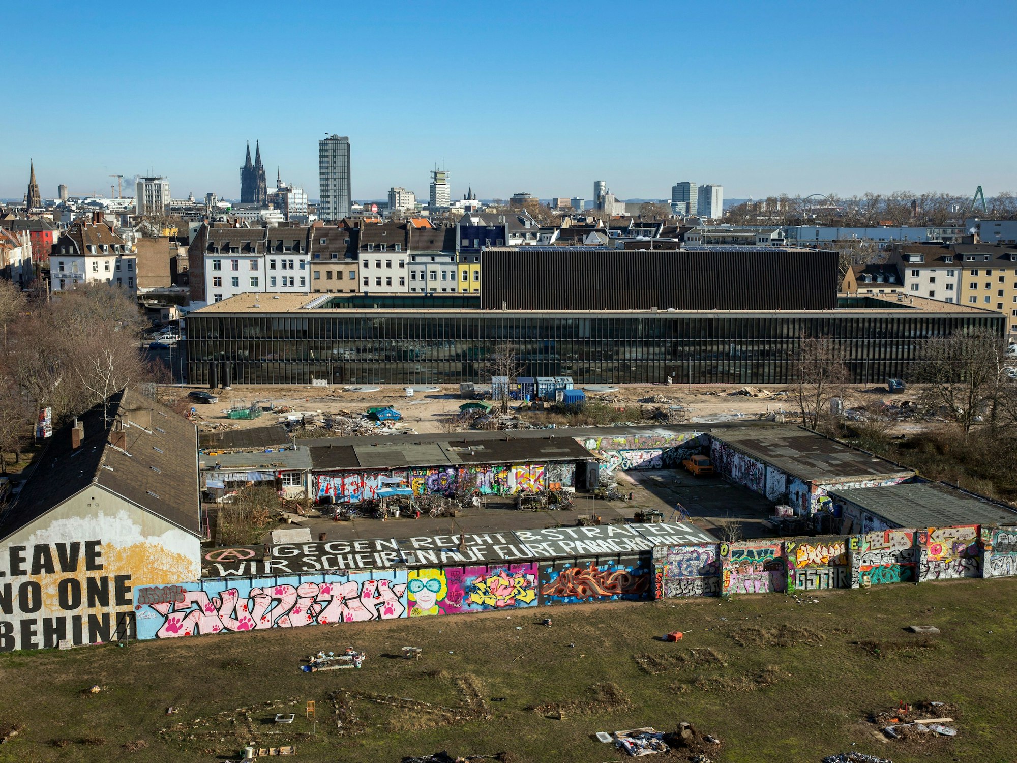 Das Bild zeigt das Autonome Zentrum im Vordergrund, dahinter steht das Historische Archiv.