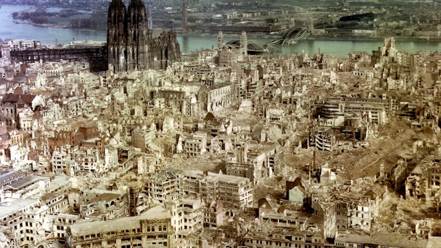 ARCHIV - Die Luftaufnahme aus dem Jahr 1945 zeigt die im Zweiten Weltkrieg durch alliierte Bombenangriffe zerstörte Innenstadt von Köln. Links der fast unbeschädigte Kölner Dom. Vor 70 Jahren wurde Köln als erste deutsche Metropole von den Alliierten befreit. dpa (zu dpa/lnw: "Als George Orwell nach Köln kam: Kriegsende am Rhein vor 70 Jahren") +++ dpa-Bildfunk +++