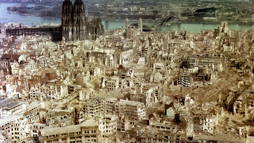 ARCHIV - Die Luftaufnahme aus dem Jahr 1945 zeigt die im Zweiten Weltkrieg durch alliierte Bombenangriffe zerstörte Innenstadt von Köln. Links der fast unbeschädigte Kölner Dom. Vor 70 Jahren wurde Köln als erste deutsche Metropole von den Alliierten befreit. dpa (zu dpa/lnw: "Als George Orwell nach Köln kam: Kriegsende am Rhein vor 70 Jahren") +++ dpa-Bildfunk +++