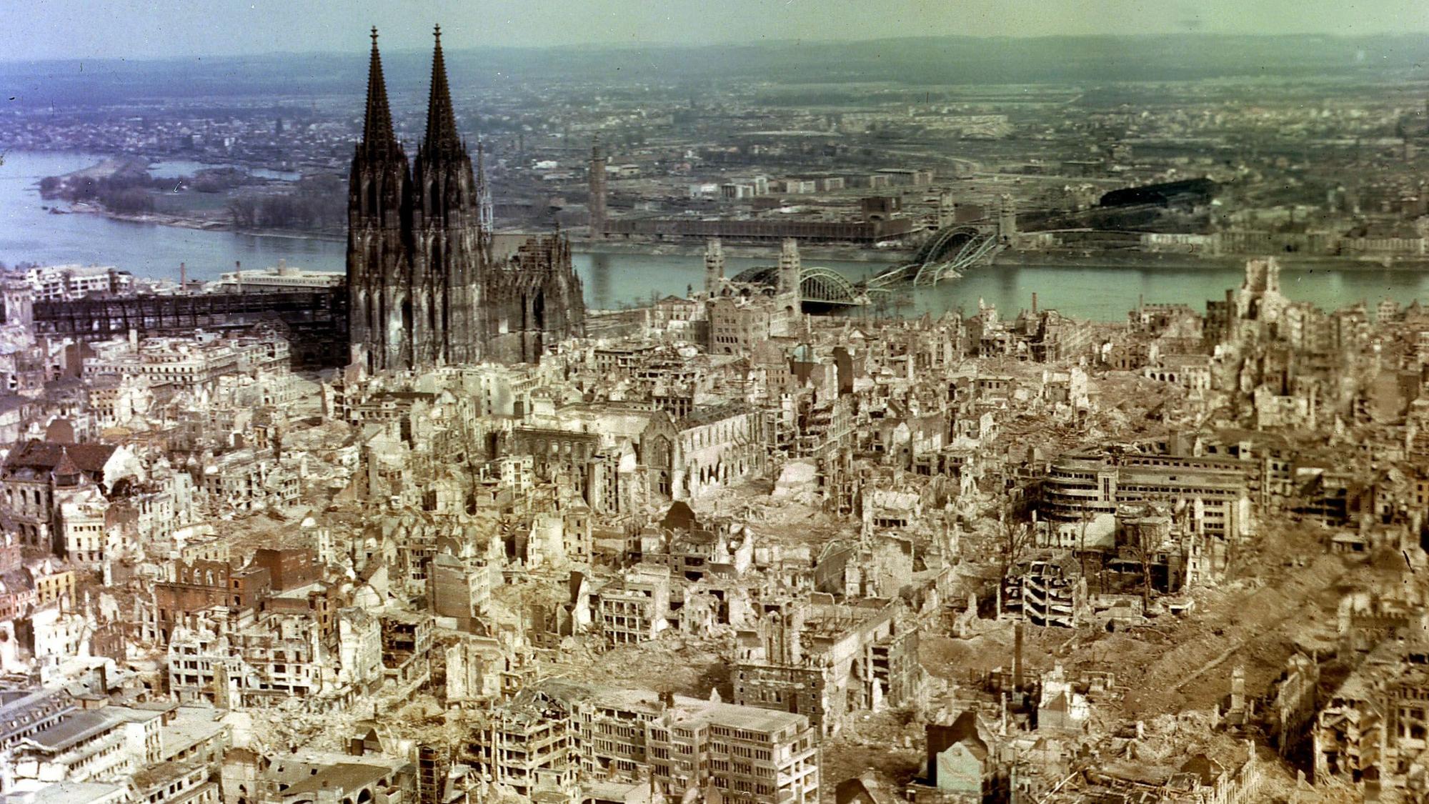 ARCHIV - Die Luftaufnahme aus dem Jahr 1945 zeigt die im Zweiten Weltkrieg durch alliierte Bombenangriffe zerstörte Innenstadt von Köln. Links der fast unbeschädigte Kölner Dom. Vor 70 Jahren wurde Köln als erste deutsche Metropole von den Alliierten befreit. dpa (zu dpa/lnw: "Als George Orwell nach Köln kam: Kriegsende am Rhein vor 70 Jahren") +++ dpa-Bildfunk +++