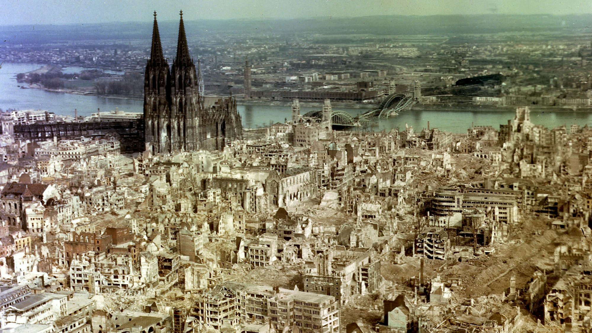 ARCHIV - Die Luftaufnahme aus dem Jahr 1945 zeigt die im Zweiten Weltkrieg durch alliierte Bombenangriffe zerstörte Innenstadt von Köln. Links der fast unbeschädigte Kölner Dom. Vor 70 Jahren wurde Köln als erste deutsche Metropole von den Alliierten befreit. dpa (zu dpa/lnw: "Als George Orwell nach Köln kam: Kriegsende am Rhein vor 70 Jahren") +++ dpa-Bildfunk +++
