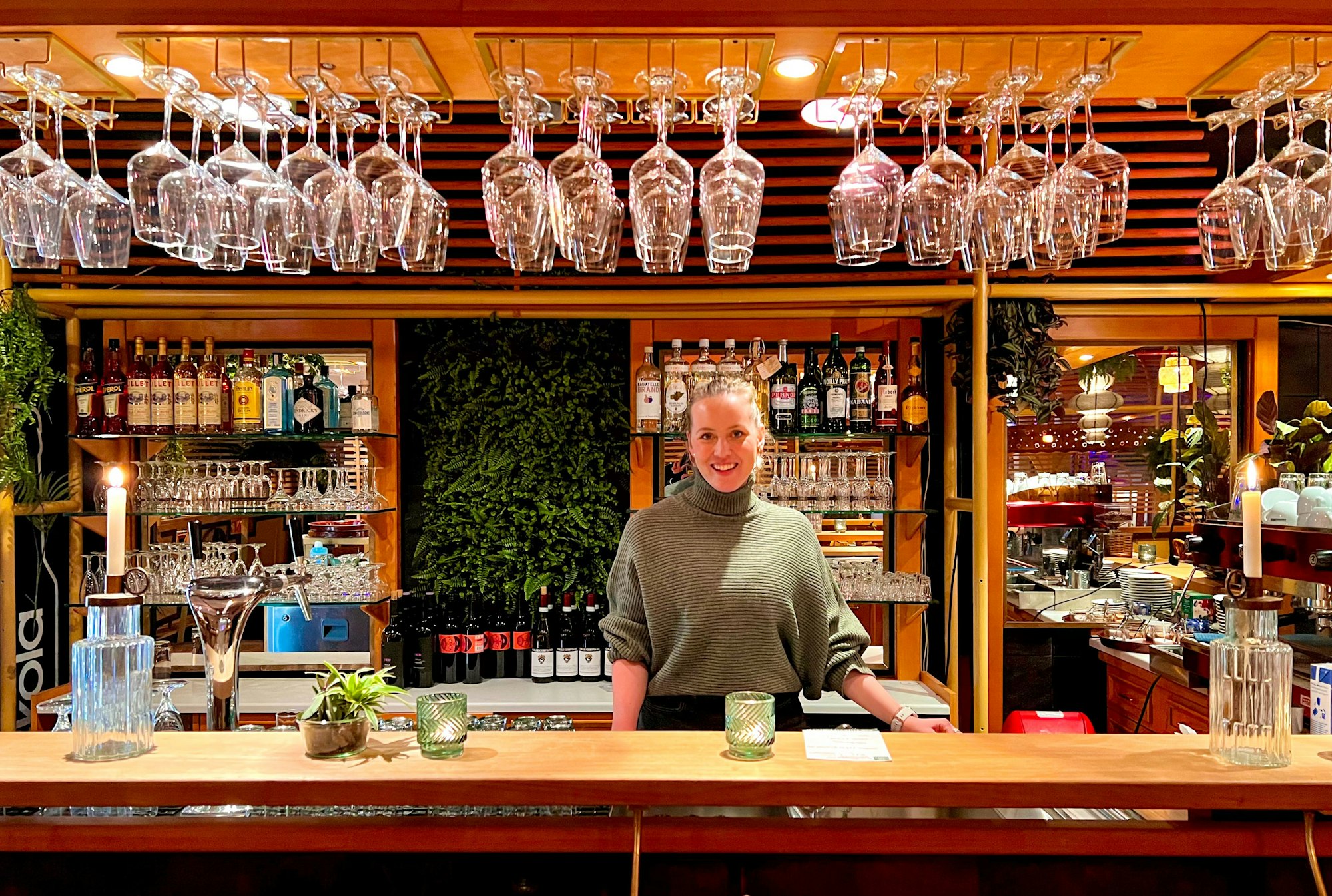 Jana Placzek, Betriebsleiterin des neuen Bagatelle Bistos in Mülheim, steht hinter der Theke.