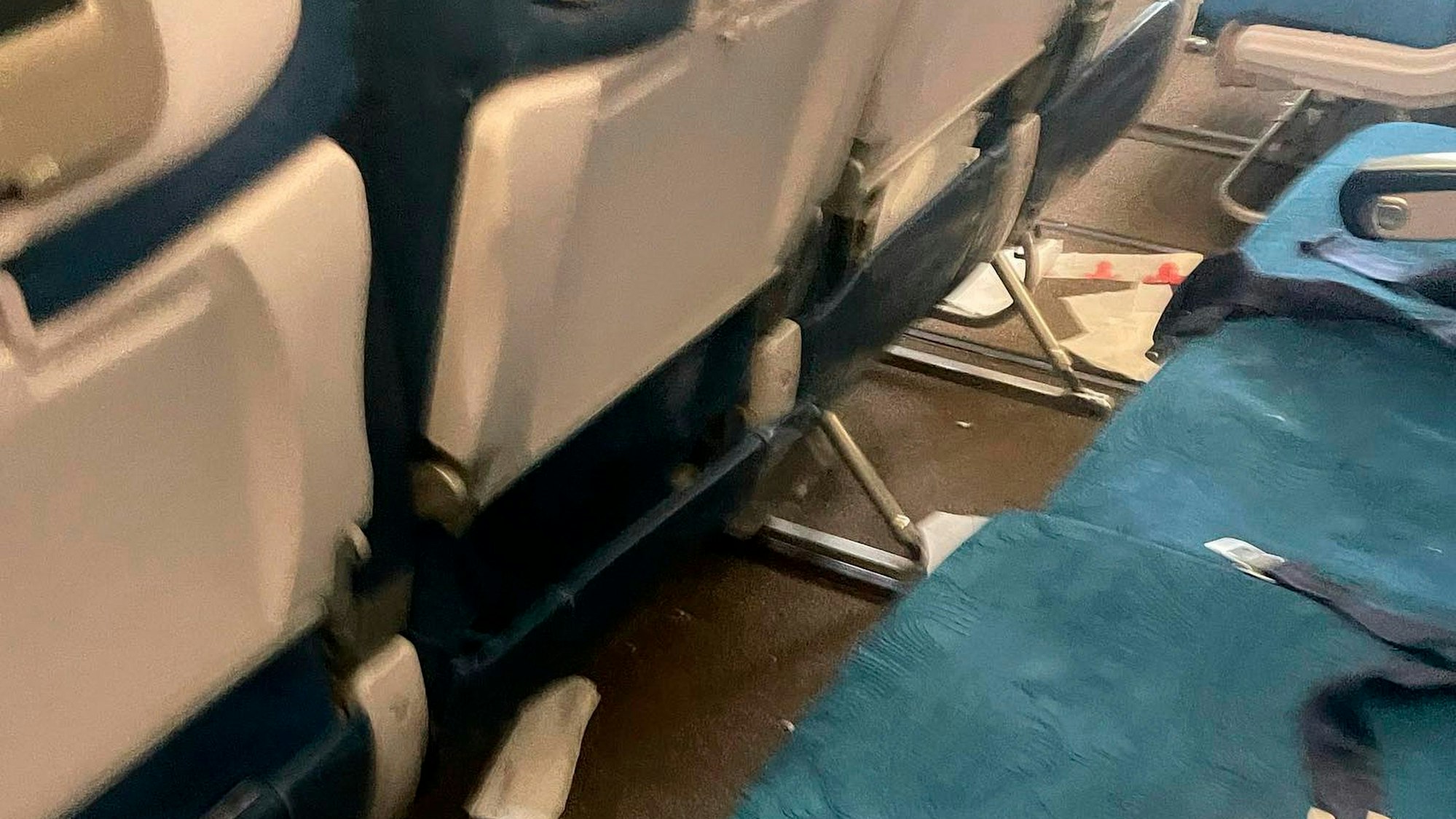 Viele Sitze im Flugzeug wurden stark beschädigt.