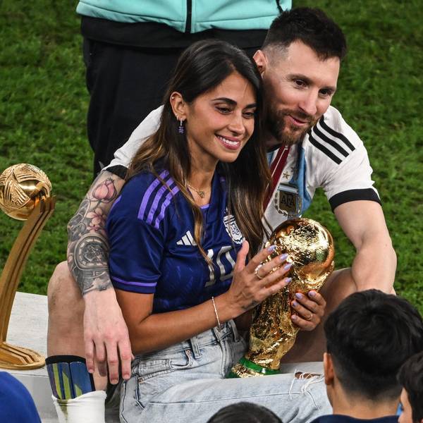 Argentiniens Lionel Messi mit seiner Frau Antonela Roccuzzo nach dem Spiel.