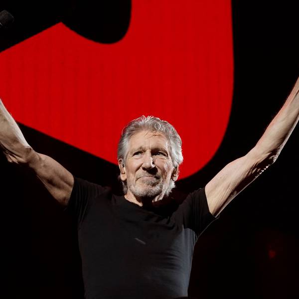Roger Waters, Sänger, Komponist und Mitbegründer der Rockgruppe Pink Floyd, reckt auf einem Konzert in der Crypto.com Arena in Los Angeles die Arme hoch.