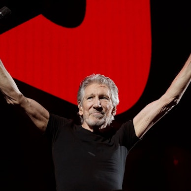 Roger Waters, Sänger, Komponist und Mitbegründer der Rockgruppe Pink Floyd, reckt auf einem Konzert in der Crypto.com Arena in Los Angeles die Arme hoch.