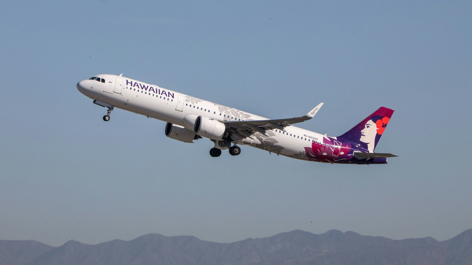 Ein Airbus der Hawaiian Airlines ist in starke Turbulenzen geraten. Dieses Symbolbild zeigt einen Airbus des Typs A321-271N nach dem Start.