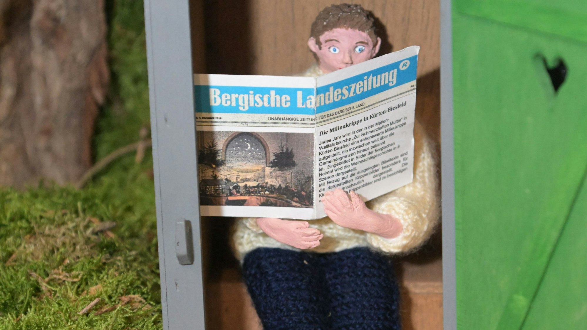 Der Bauernjunge liest die Bergische Landeszeitung im Toilettenhäuschen.